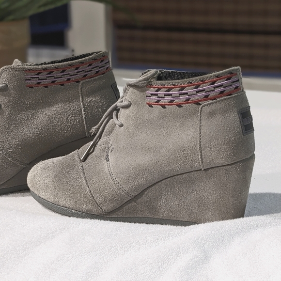 Tom's Desert Wedge,Lace-Up Ankle Boot,Gray Suede Leather,Aztec Trim Women Size 7 - Picture 5 of 9